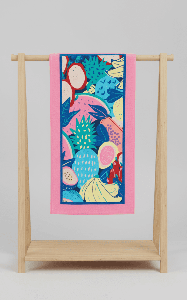 Serviette rose avec motif graphique vibrant de fruits tropicaux avec fruits exotiques et bordure bleue