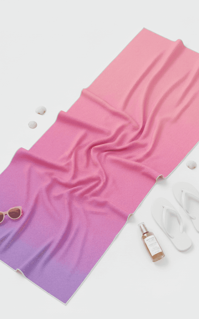 Tapis de plage en microfibre à dégradé sans couture du rose au violet avec lunettes de soleil et tongs