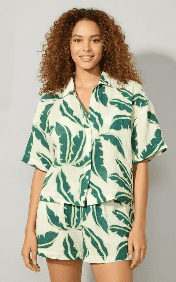 Paréos de Plage ensemble deux pièces avec chemise à imprimé feuilles tropicales et short assorti
