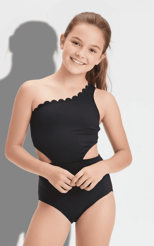 Maillot Une Pièce pour Filles Noir côtelé à une épaule avec détail festonné et découpe latérale.