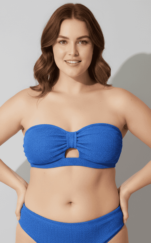 Ensemble Maillot de Bain Grande Taille Haut Bandeau Texturé Bleu avec Trou de Serrure Avant et Bas de Bikini Assorti.